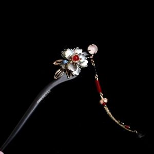 Peony-shaped sandalwood agate chinese hair sticks complement Hanfu cheongsams and are suitable for Chinese weddings.
